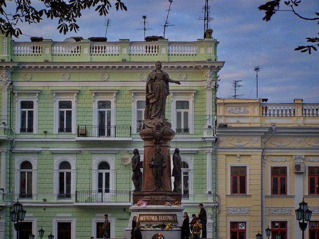 Стаття Одесити проголосували за демонтаж пам'ятника російській імператриці (ВІДЕО) Ранкове місто. Одеса